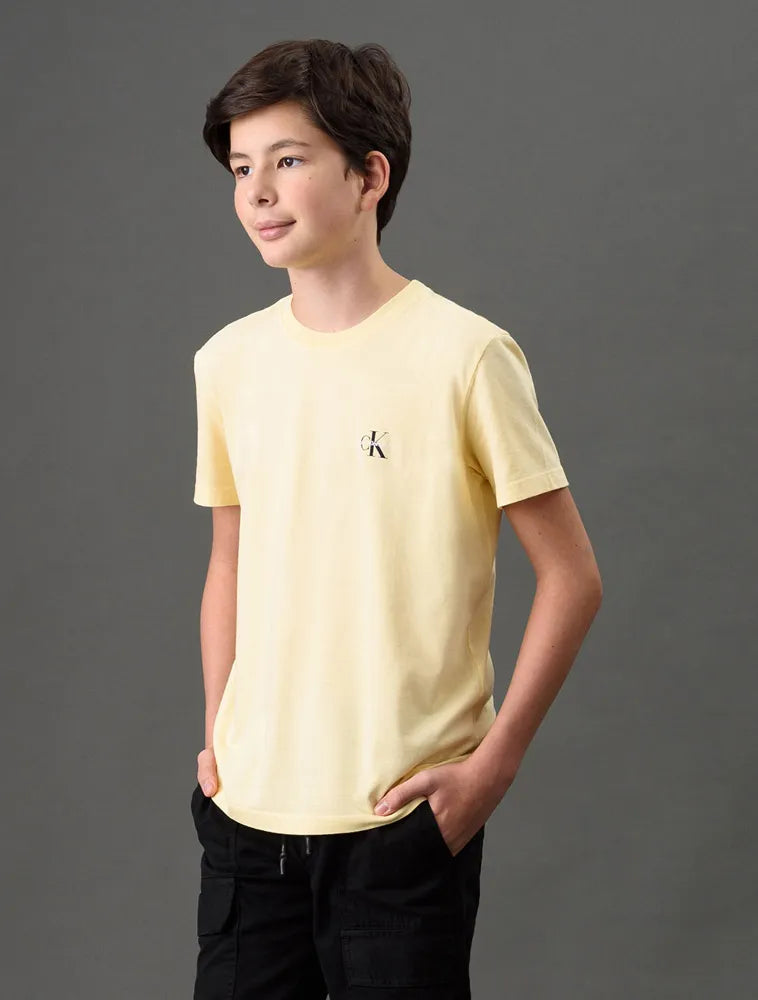 CAMISETA CKJ KIDS MAS MC REISSUE PEITO AMARELO MANTEIGA