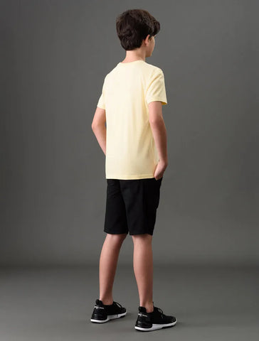 CAMISETA CKJ KIDS MAS MC REISSUE PEITO AMARELO MANTEIGA