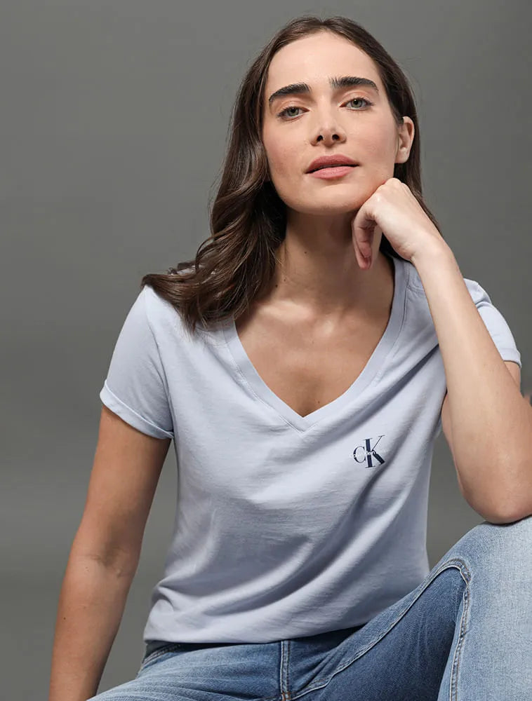 BLUSA CKJ FEM MC DECOTE V LOGO LAVANDA