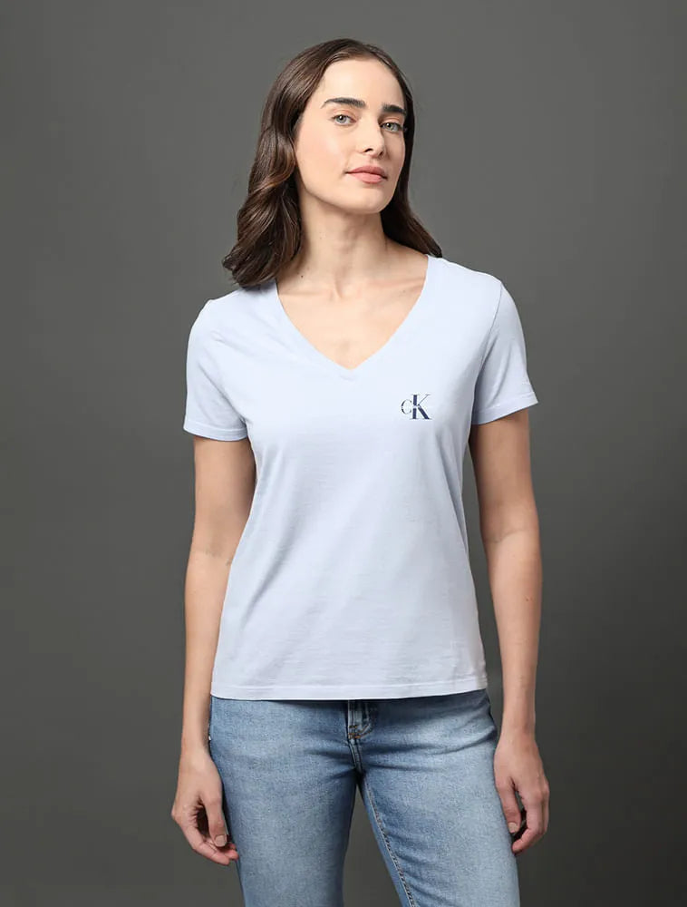 BLUSA CKJ FEM MC DECOTE V LOGO LAVANDA