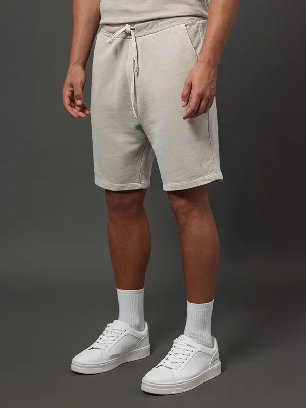 BERMUDA MAS MOLETOM CKJ LOGO MONOGRAM CAQUI CLARO