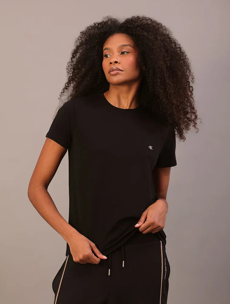 BLUSA MC CKJ FEM LOGO CK BORDADO PRETO