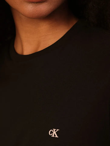 BLUSA MC CKJ FEM LOGO CK BORDADO PRETO
