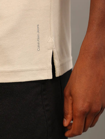 CAMISETA CKJ MAS MC ESSENTIALS CAQUI CLARO