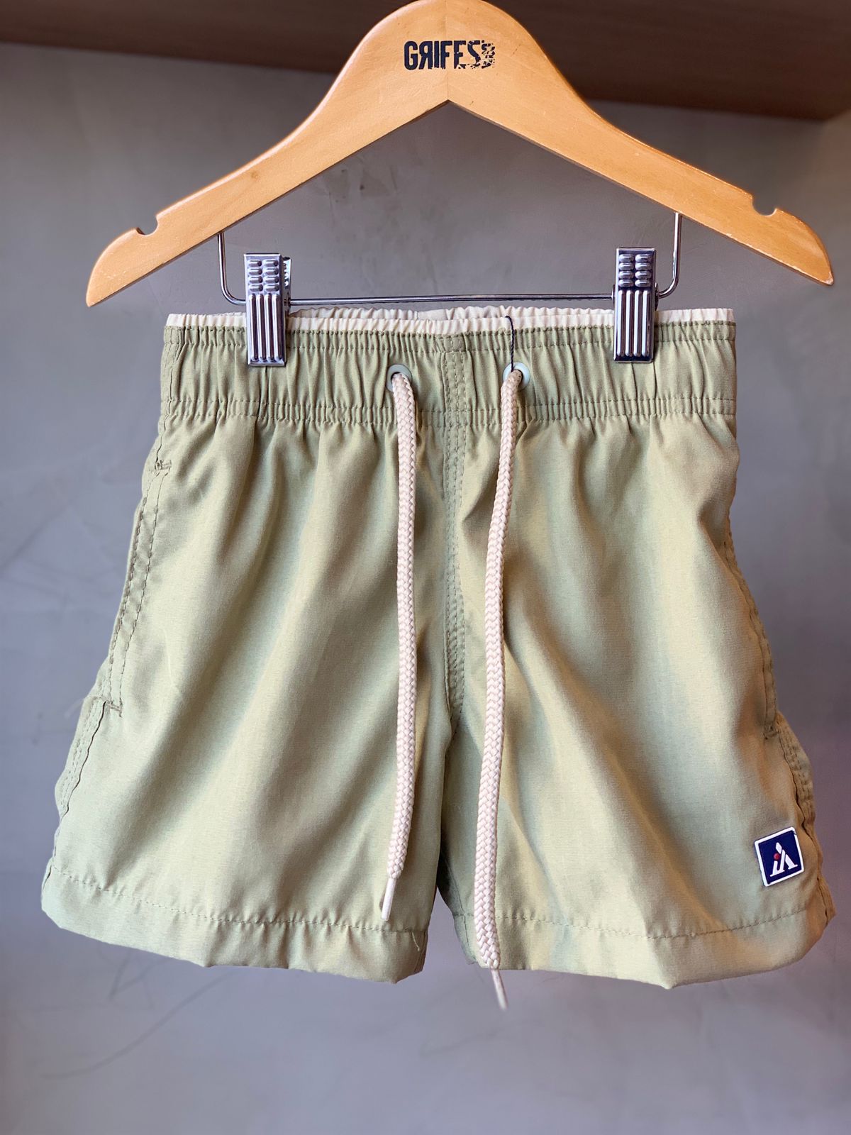 BERMUDA TACTEL PELETIZADO LISO VERDE CAPIM/KHAKI