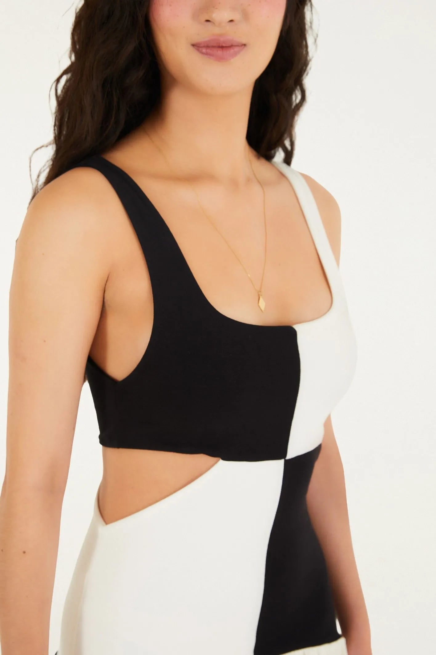 VESTIDO BICOLOR CINTURA DESLOCADA FARM PRETO/OFF WHITE