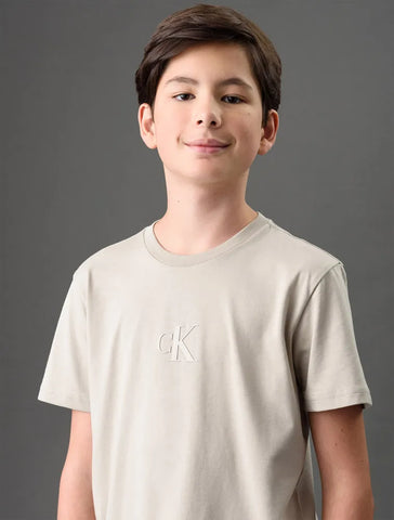 CAMISETA CKJ KIDS MC RUBBER PATCH CAQUI CLARO