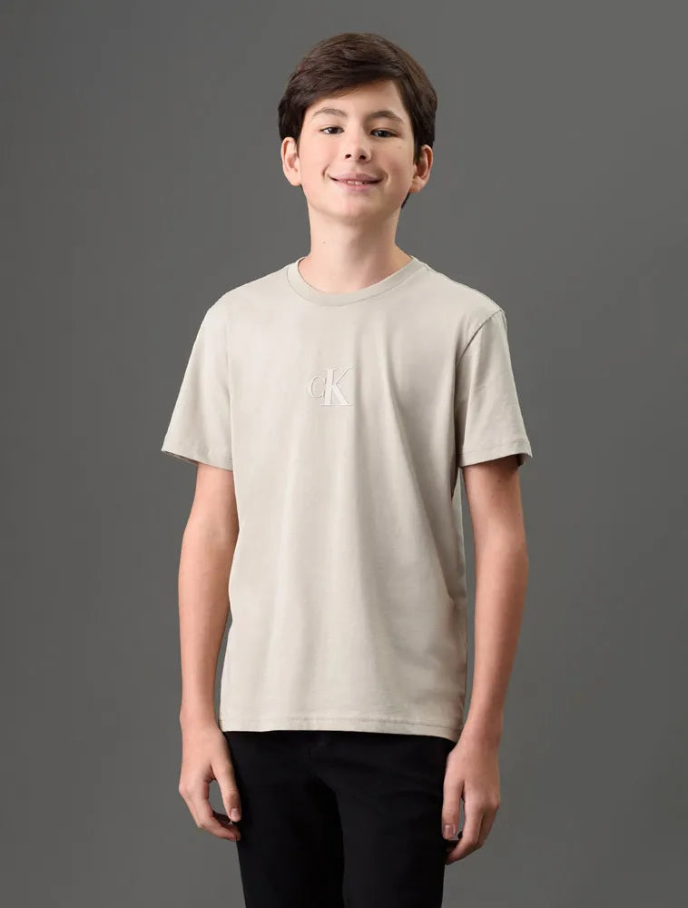 CAMISETA CKJ KIDS MC RUBBER PATCH CAQUI CLARO