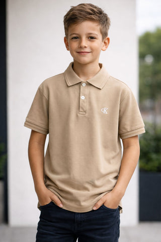 POLO CKJ KIDS MAS MC LOGO CK BORDADO CAQUI MEDIO