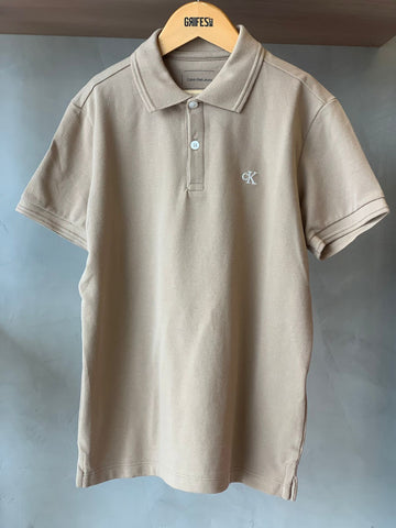 POLO CKJ KIDS MAS MC LOGO CK BORDADO CAQUI MEDIO