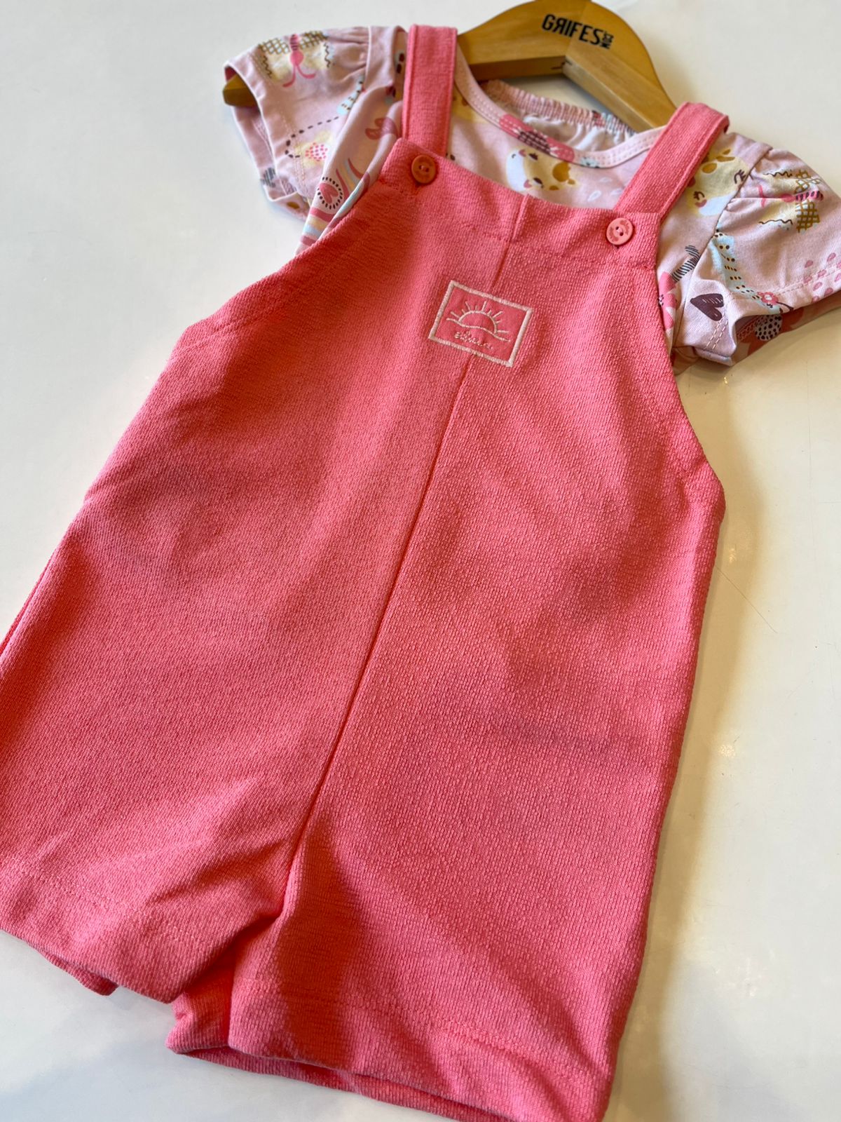 CONJ FEM BL ABELHA E JARDINEIRA MLT TEXT ROSA