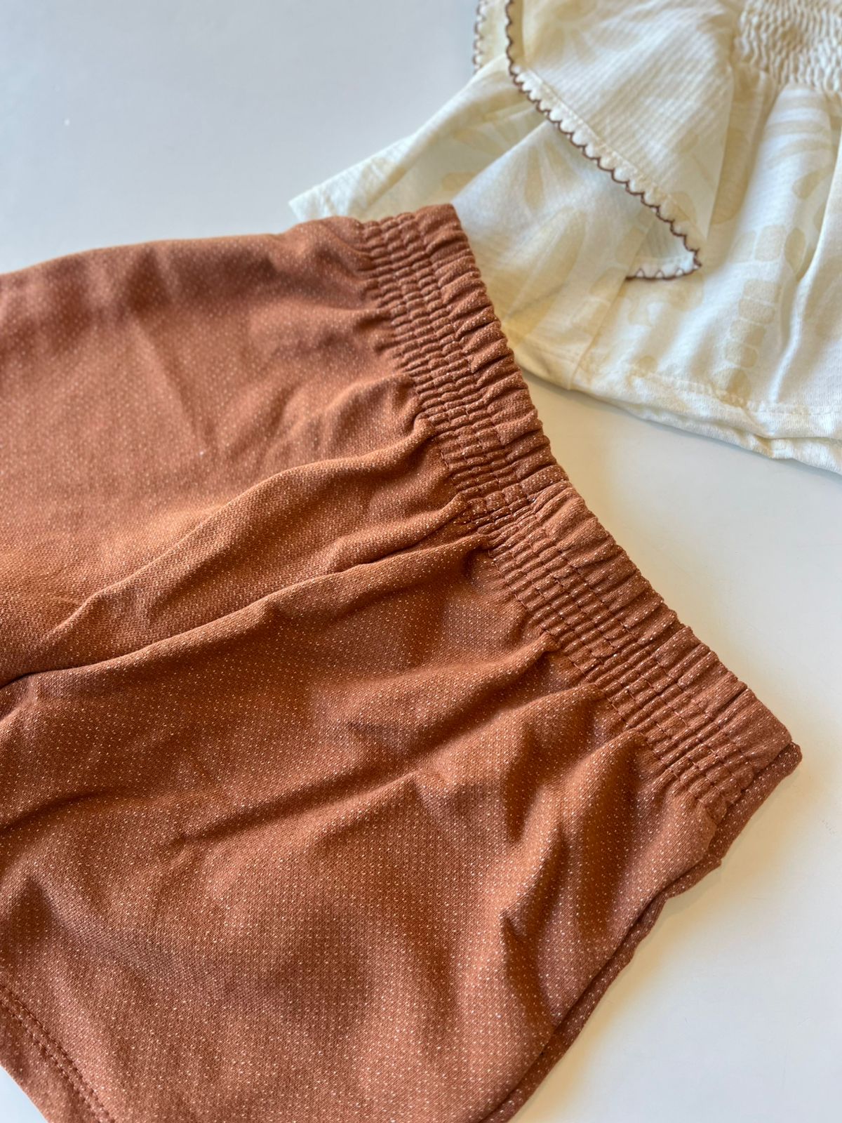 CONJ FEM BL BAB E LASTEX E SHORT TEXT OFF WHITE/MARROM