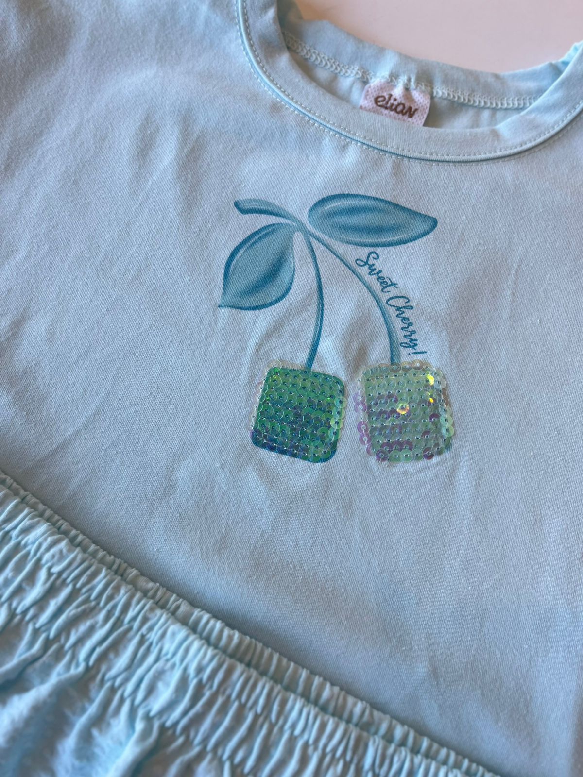 CONJ FEM BL CEREJAS LANTEJ E SAIA TEXT AZUL CLARO