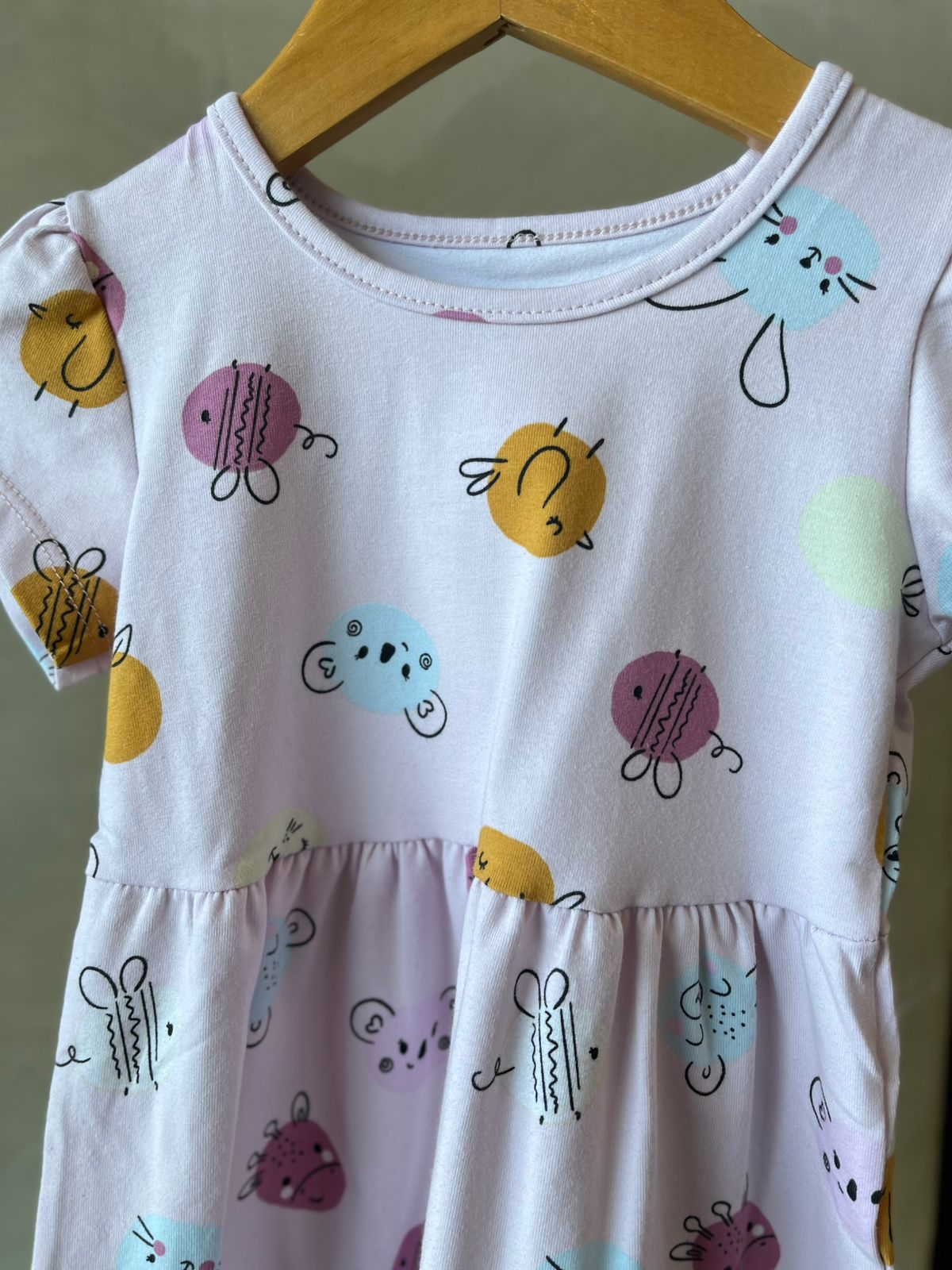 VESTIDO MC EST BICHINHOS E FRUTA LILAS CLARO