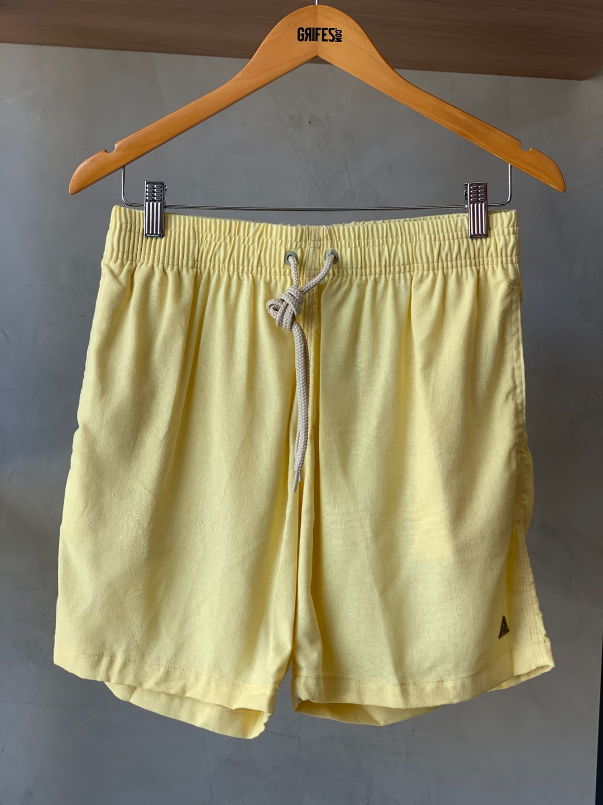 SHORT LINHO MASC LISO AMARELO CLARO