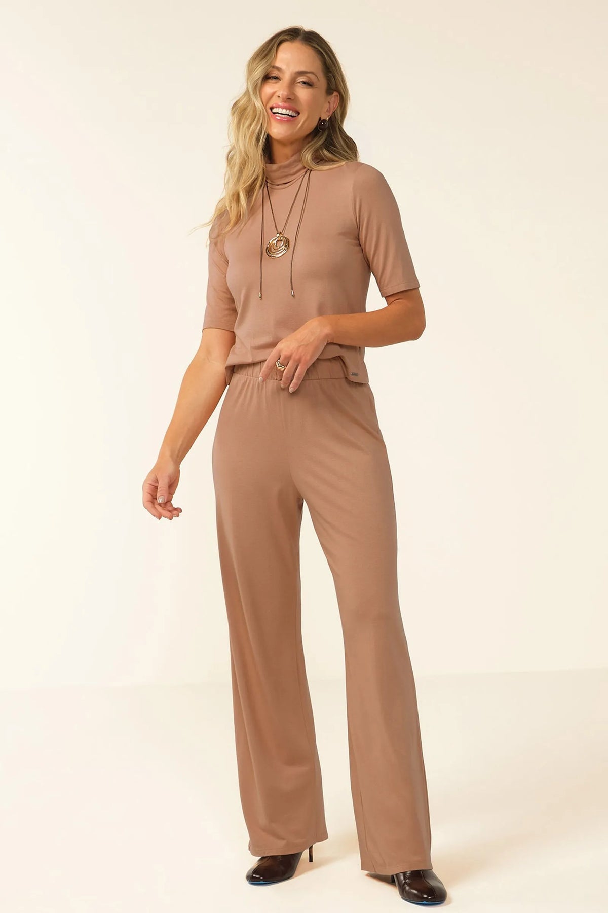 CONJ FEM BL GOLA ALTA E CALCA CREPE VISC KHAKI
