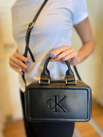 BOLSA CKJ FEM TOTE MINI LOGO REISSUE PRETO