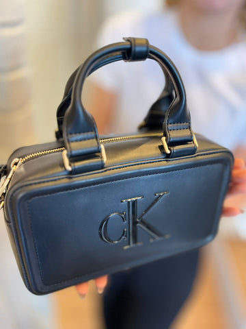 BOLSA CKJ FEM TOTE MINI LOGO REISSUE PRETO