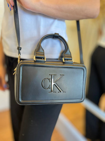 BOLSA CKJ FEM TOTE MINI LOGO REISSUE PRETO
