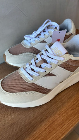 TENIS NB 370 UNISEX NEW BALANCE BEGE/MARROM CLARO