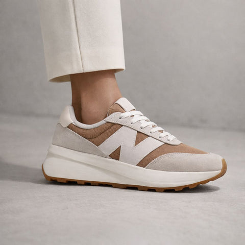 TENIS NB 370 UNISEX NEW BALANCE BEGE/MARROM CLARO