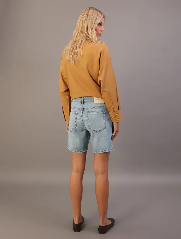 BERMUDA FEM CKJ JEANS ALONGADA 5 POCKETS AZUL CLARO
