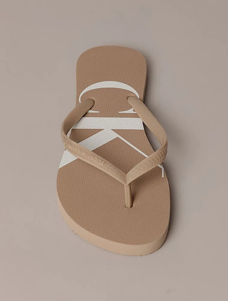 CHINELO CKJ FEM LOGO CORRIDO CK CAQUI CLARO
