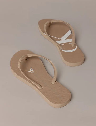 CHINELO CKJ FEM LOGO CORRIDO CK CAQUI CLARO