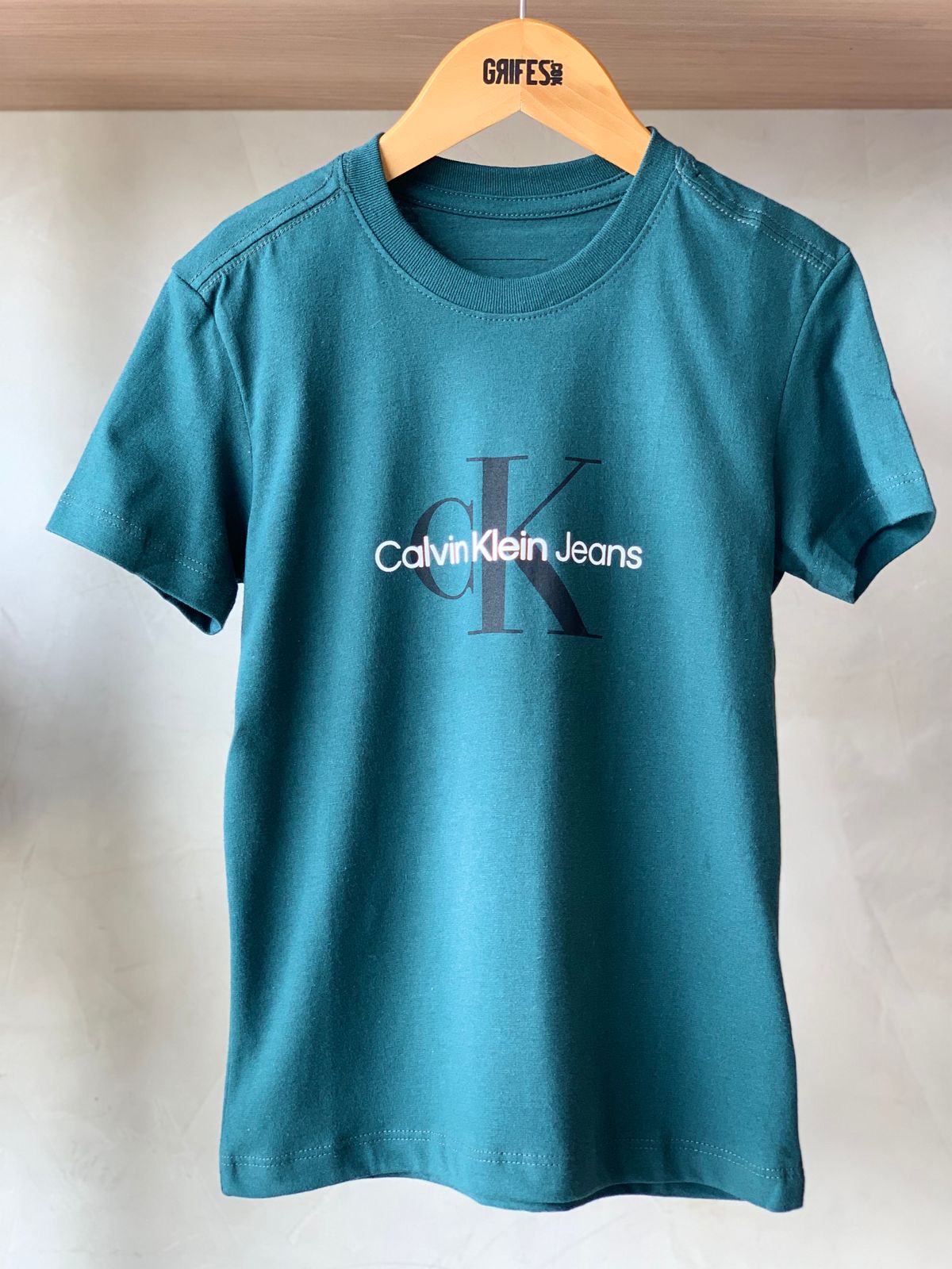 CAMISETA CKJ KIDS MAS LOGO REISSUE PEITO VERDE MEDIO