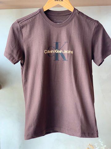 CAMISETA CKJ KIDS MAS LOGO REISSUE PEITO MARROM