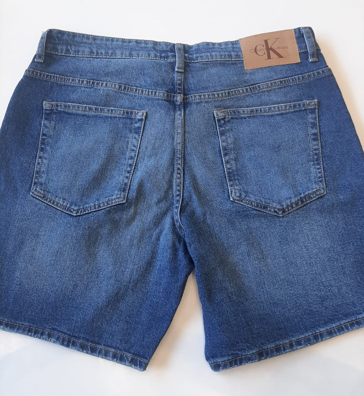 BERMUDA CKJ FEM JEANS ALONGADA 5 POCKETS AZUL MEDIO