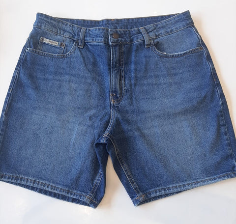 BERMUDA CKJ FEM JEANS ALONGADA 5 POCKETS AZUL MEDIO