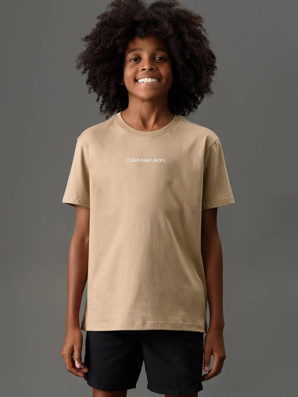 CAMISETA CKJ KIDS MC LOGO CENTRALIZADO CAQUI MEDIO