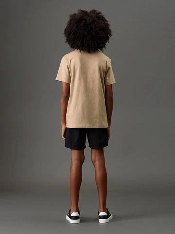 CAMISETA CKJ KIDS MC LOGO CENTRALIZADO CAQUI MEDIO
