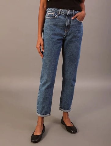 CALCA CKJ FEM JEANS MOM 5 POCKETS AZUL CLARO