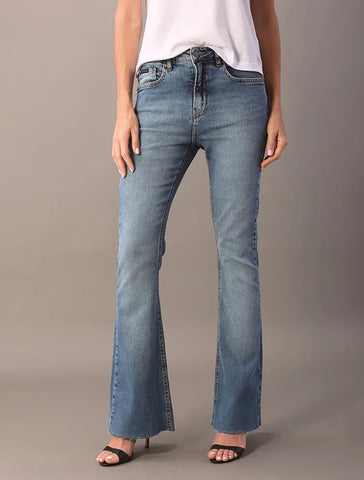 CALCA CKJ FEM JEANS FLARE BARRA A FIO AZUL MEDIO