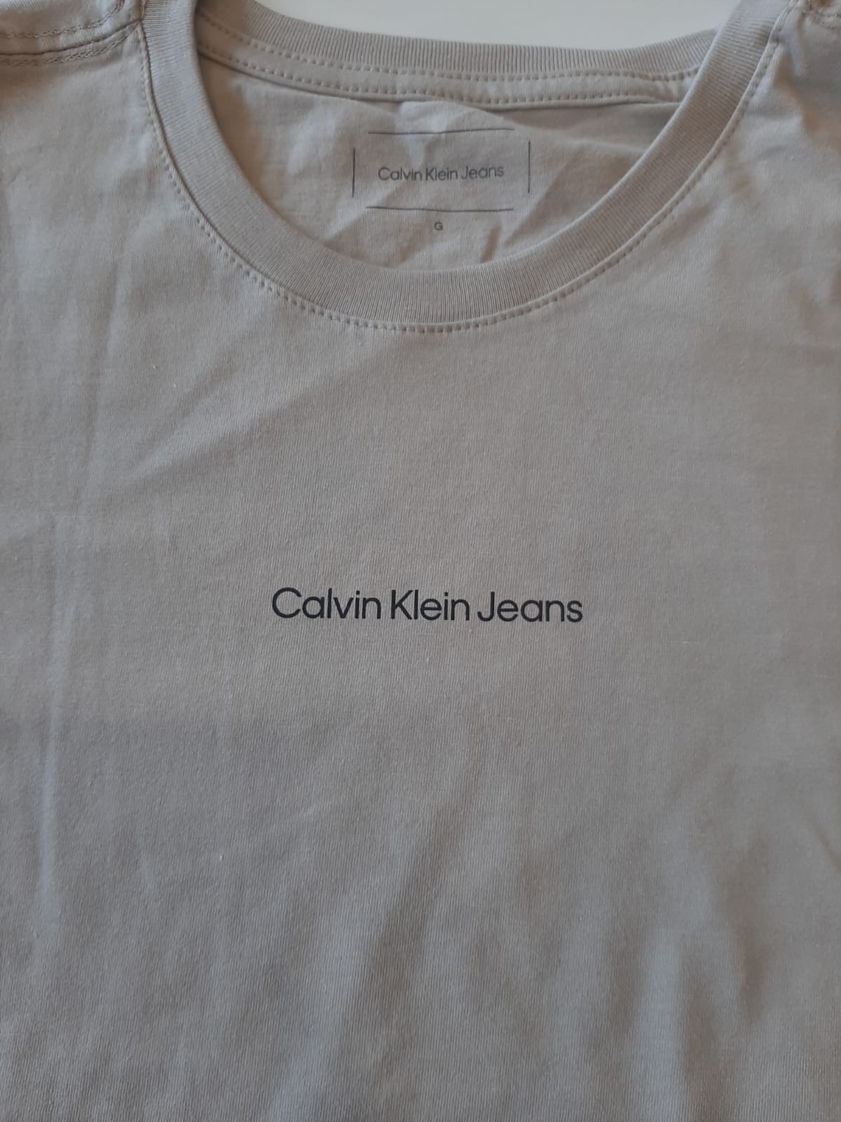 CAMISETA CKJ MAS ML LOGO CENTRALIZADO CAQUI CLARO