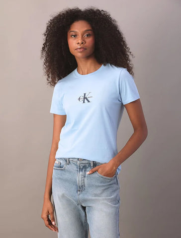 BLUSA CKJ FEM MC REISSUE CENTRALIZADO AZUL CLARO