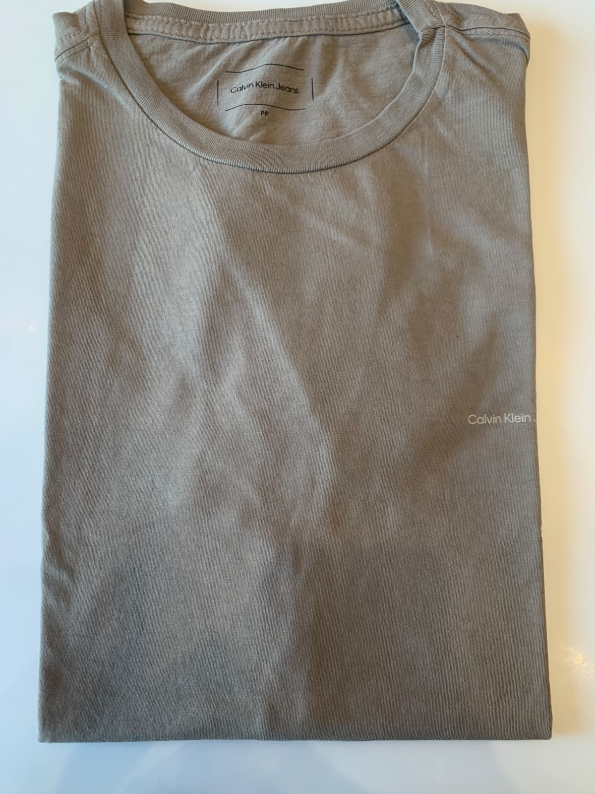 CAMISETA CKJ MAS MC LOGO BASICO PEITO CAQUI MEDIO