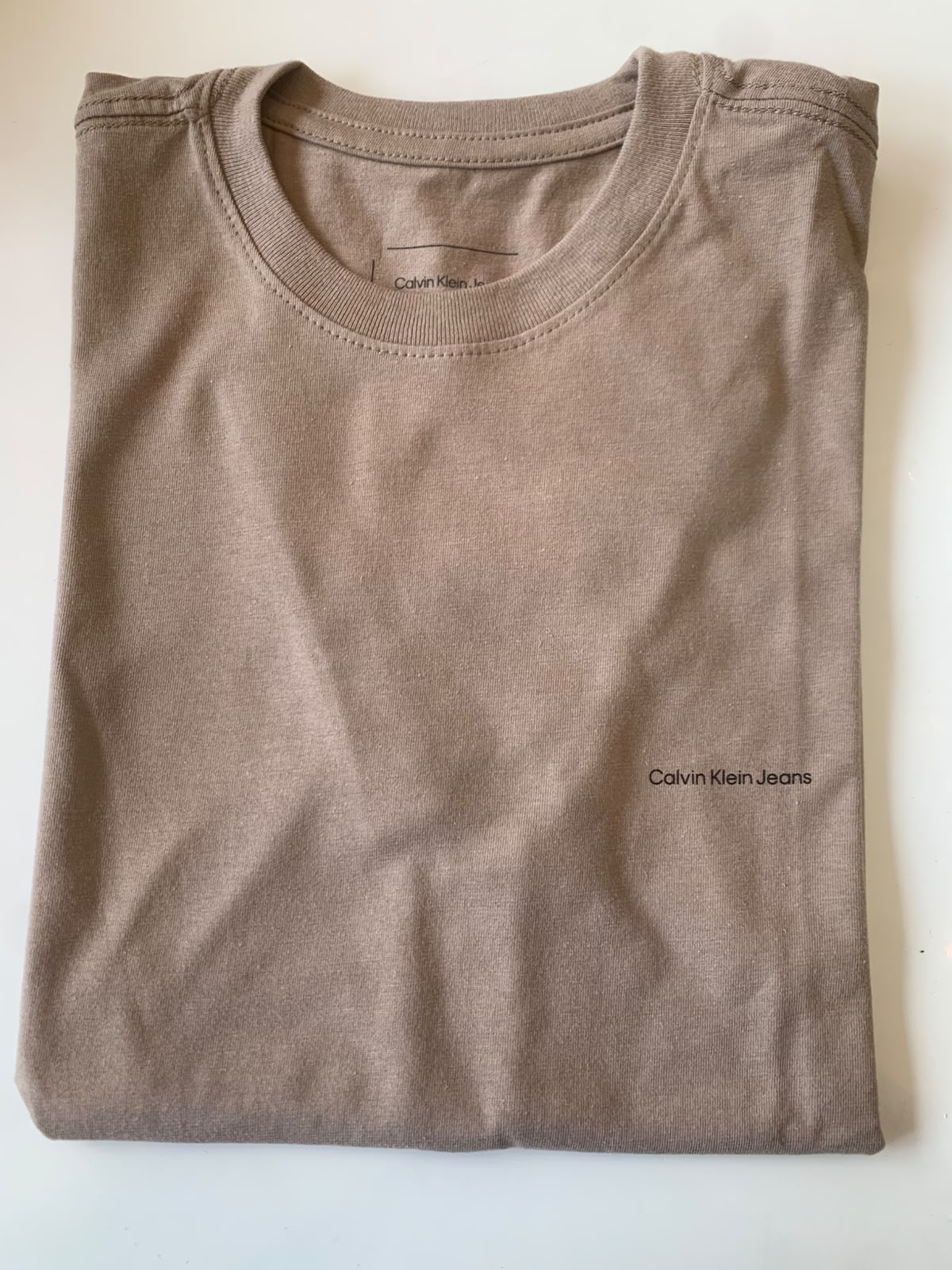 CAMISETA MAS CKJ KIDS LOGO PEITO CAQUI MEDIO