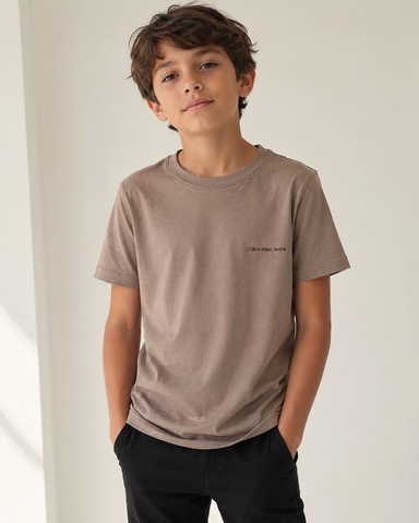 CAMISETA MAS CKJ KIDS LOGO PEITO CAQUI MEDIO