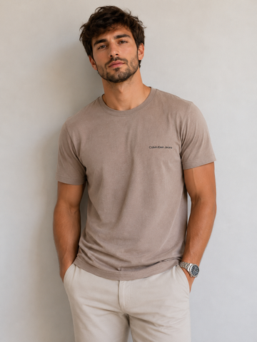 CAMISETA MAS CKJ KIDS LOGO PEITO CAQUI MEDIO