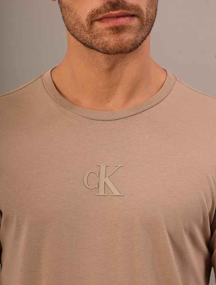 CAMISETA MC CKJ MAS CK RUBBER PATCH CAQUI MEDIO