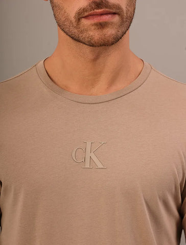 CAMISETA MC CKJ MAS CK RUBBER PATCH CAQUI MEDIO