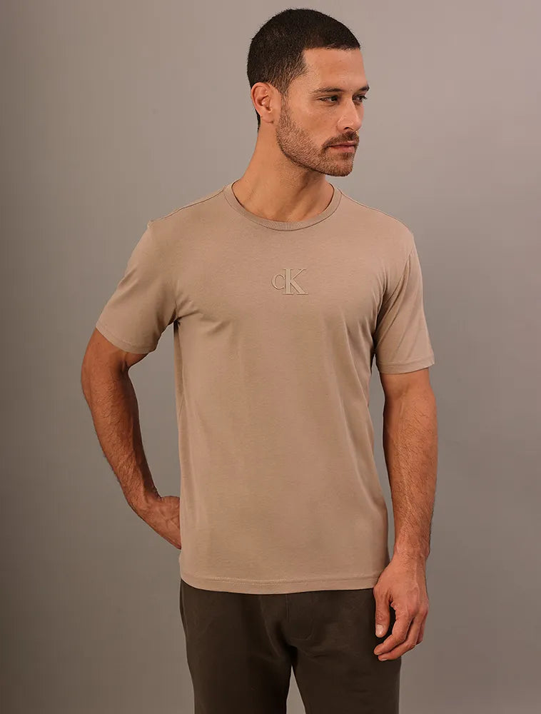 CAMISETA MC CKJ MAS CK RUBBER PATCH CAQUI MEDIO