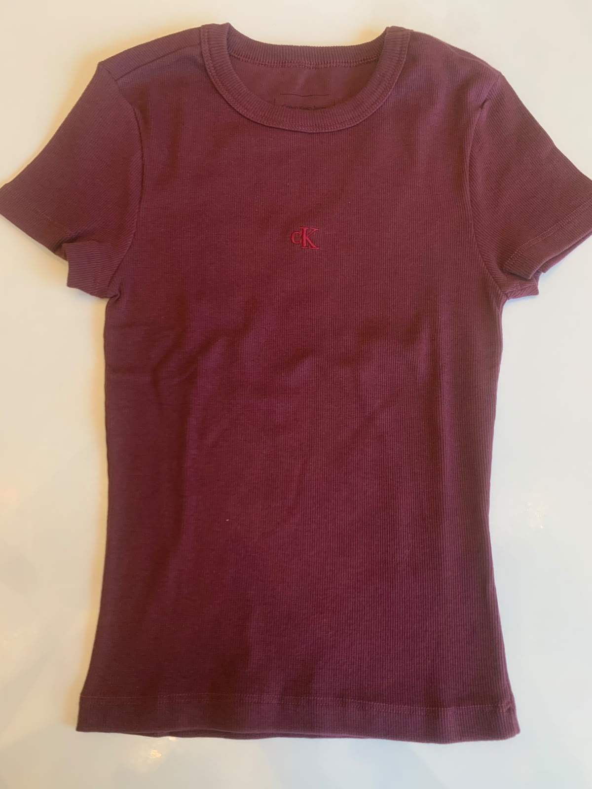 BLUSA CKJ FEM MC RIBANA DEC CARECA BORDO