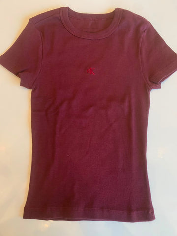 BLUSA CKJ FEM MC RIBANA DEC CARECA BORDO