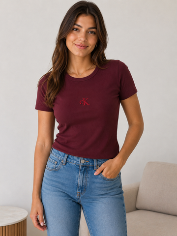 BLUSA CKJ FEM MC RIBANA DEC CARECA BORDO