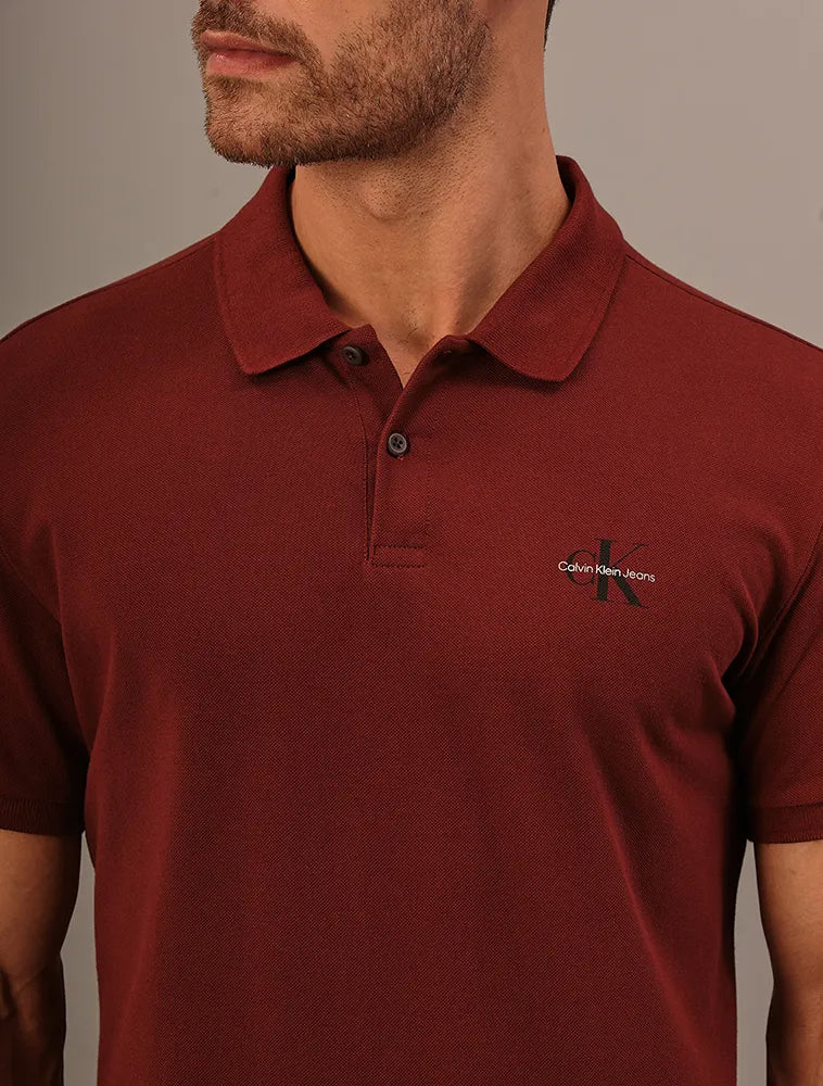 POLO CKJ MASC MC LOGO RE ISSUE PEITO BORDO