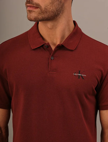 POLO CKJ MASC MC LOGO RE ISSUE PEITO BORDO